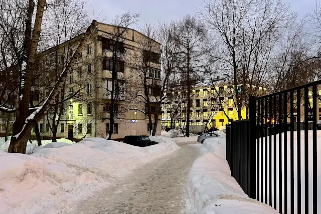 улица Годовикова, дворы, жилой дом 1963 года постройки, Городская поликлиника № 12