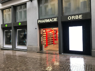 Puerta de Pharmacie Orbe, en calle peatonal empedrada