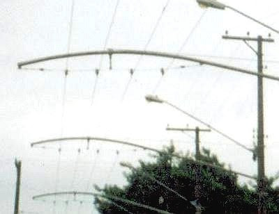 Rua Osvaldo Cochrane com a rede aérea de trólebus ainda instalada em suporte duplo
