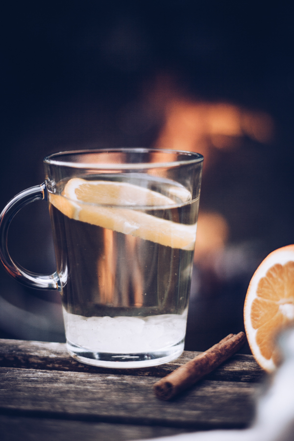 Rezept heller Glühwein mit Weißwein, Nelken, Zimt und Tonkabohne – der perfekte Winterdrink! titatoni.de