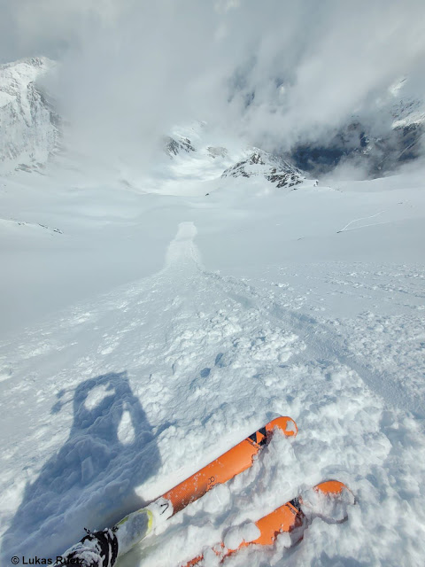 Lockerschneelawinen lösen sich meist spontan, lassen sich im extrem steilen Gelände aber auch sehr leicht durch Wintersportler auslösen. Nördliche Stubaier Alpen (Foto: 23.05.2021)