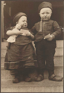 image: photo of Ellis Island Immigrants, 2 Dutch children