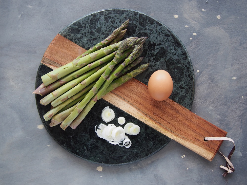 Crema di asparagi con tuorlo d'uovo fritto