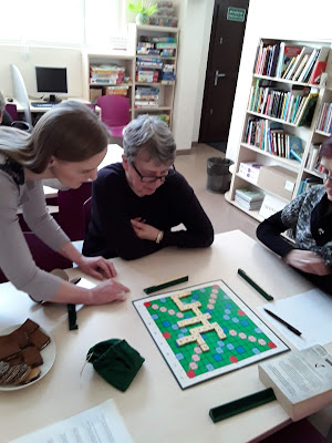 Wojewódzka i Miejska Biblioteka Publiczna na Bocianowie w Bydgoszczy. Filia nr 5, ul. Pomorska 80-86, Bydgoszcz; Klub Seniora "Bociania Oaza" Bydgoszcz; Scrabble; gra logiczna; seniorzy grają; Anna Wilczyńska-Kubiak