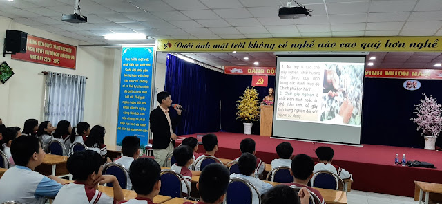 Học sinh Trường Tiểu học Hồng Hà tham dự tuyên truyền phòng chống tác hại của ma túy, rượu bia. (Ảnh K. Lan) Học sinh Trường Tiểu học Hồng Hà tham dự tuyên truyền phòng chống tác hại của ma túy, rượu bia. (Ảnh K. Lan)