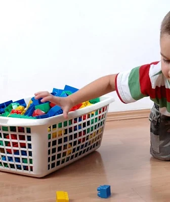 É importante ensinar às crianças desde cedo a importância de guardar os brinquedos após a brincadeira. Estabeleça uma rotina diária ou semanal para essa tarefa, incentivando os pequenos a participarem ativamente.