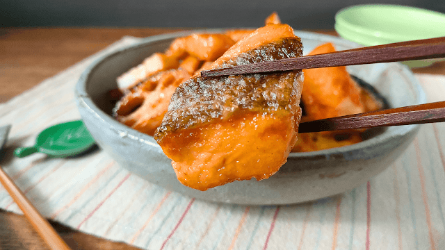 北海道の秋の味覚を味わう！秋鮭とれんこんの甘酢炒めのレシピ