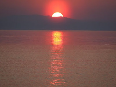 Sonnenuntergang - Der rote Feuerball versinkt hinter dem Kamm des Baikalgebirges am Westufer des Sees.