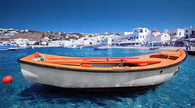 Bote en Míkonos archipiélago de las islas Cícladas, Grecia.