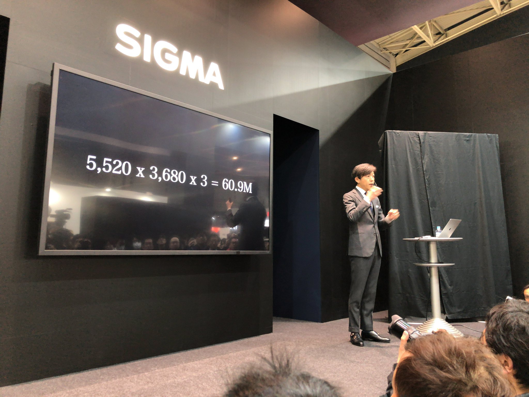 Глава компании Sigma Ямаки Казуто на презентации полнокадрового сенсора Foveon X3