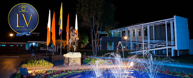 fuente de noche con banderas y agua