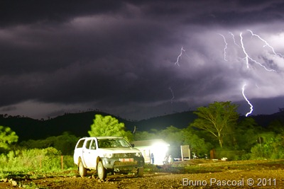 Esta imagem, apesar de tremida e com luz a mais, faz-me lembrar o filme Jurassic Park. Acho super poderosa. O Homem e a sua criação parecem insignificantes perante esta demonstração de poder