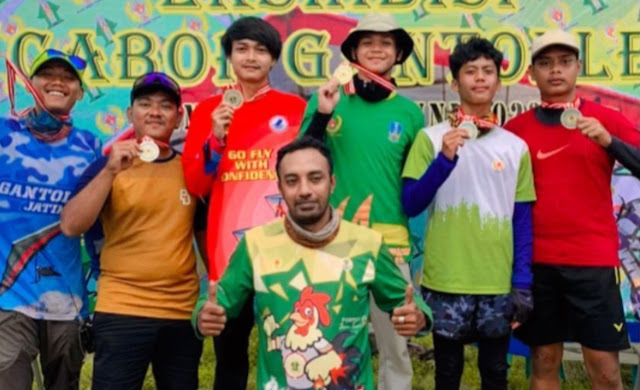 Atlet gantole Nganjuk foto bersama, Jumat (24/6/2022). Di ajang Porprov Jatim 2022, atlet gantole asal Kota Bayu berhasil mendulang dua medali emas