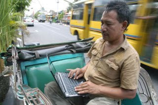 Tukang Becak Professional, Menggunakan Laptop, Facebook dan Twitter untuk Cari Pelanggan