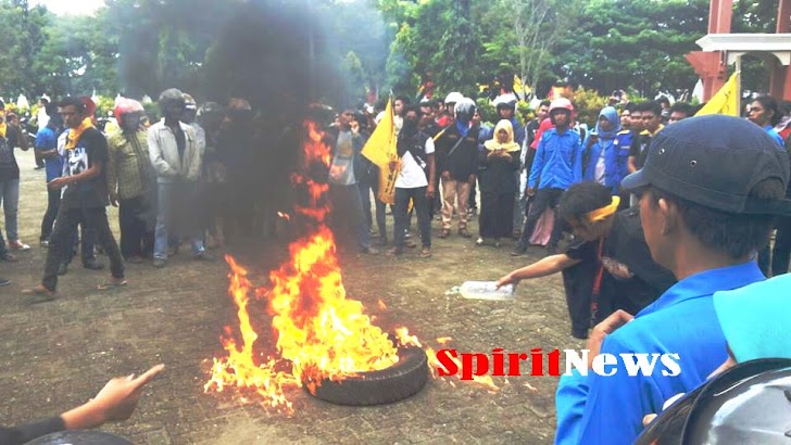 Orasi Masyarakat Didampingi PMII Cab.Bone Menolak Keberadaan Tambang di Desa Lea,Kec. Tellusiattinge