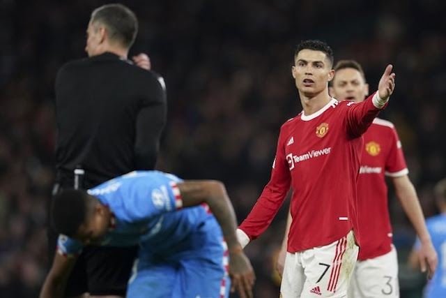 Cristiano Ronaldo protes pada wasit pada laga Manchester United vs Atletico Madrid di babak 16 Besar Liga Champions 2021/2022 © AP Photo