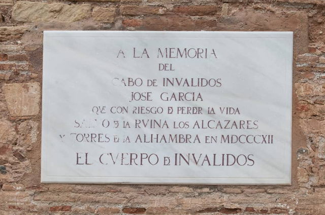 Placa en la Alcazaba en honor a José García