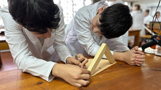 Alumnos de ESO construyendo estructura