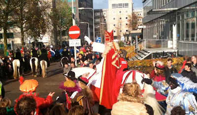 De sint bij het politiebureau in Arnhem