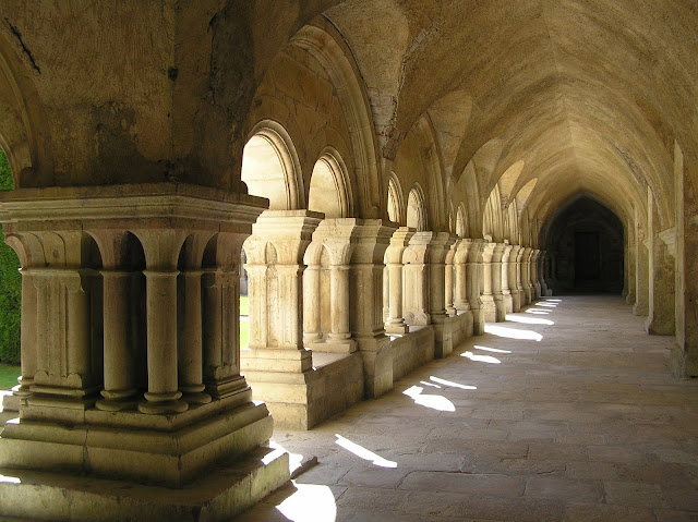 MONTBARD (89) - Cloître roman de l'abbaye de Fontenay