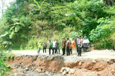 Pj Bupati Banjarnegara : Segera Tangani Jalan Amblas Penghubung Desa Bantar ke Desa Suwidak