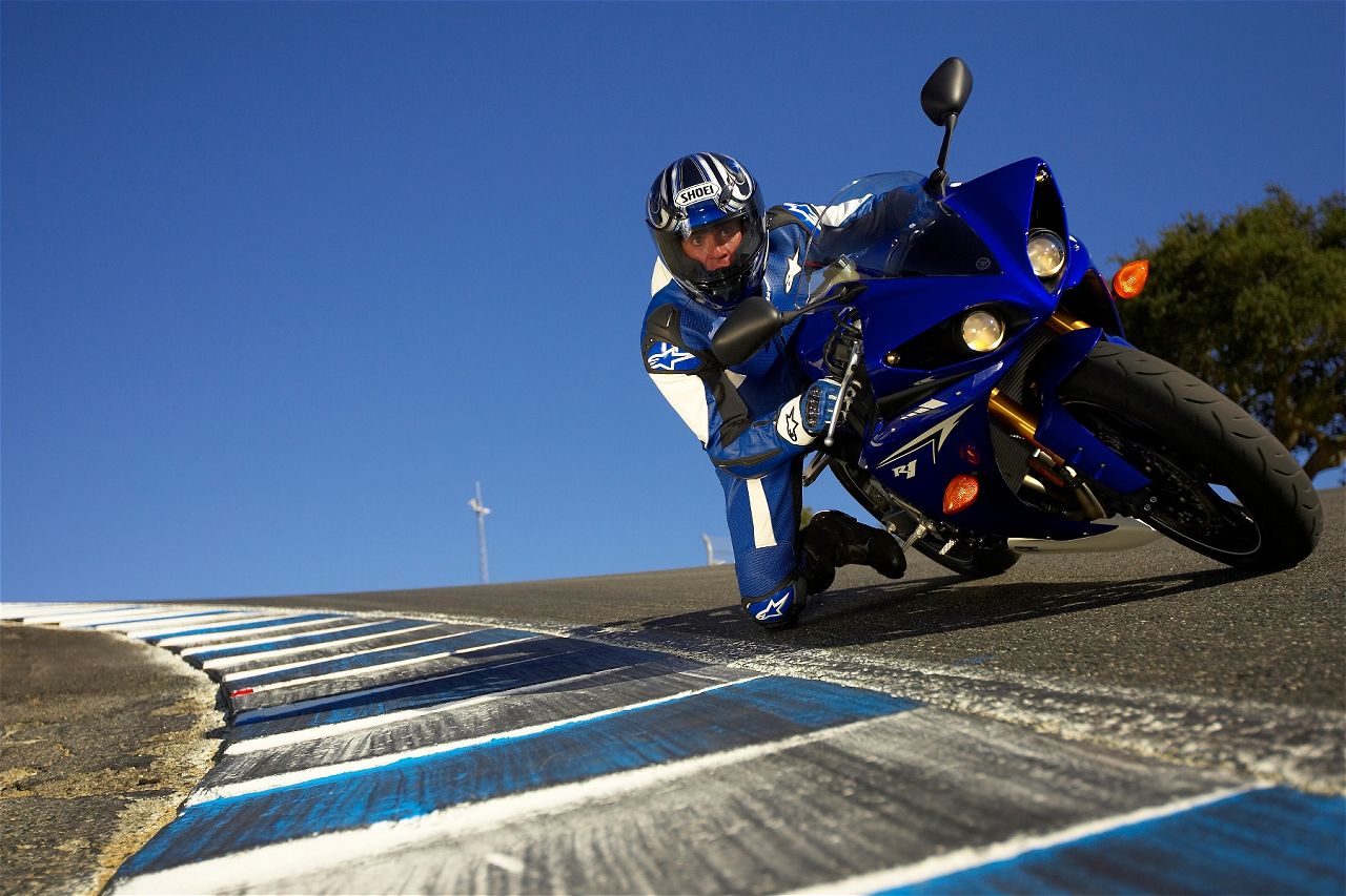 Top Motorcycle Wallpapers: 2010 Yamaha YZF-R1 Official Pictures