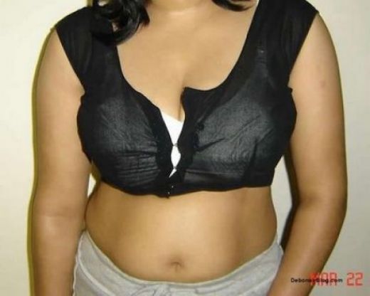 aunty bra photos. desi hot aunty show her blouse