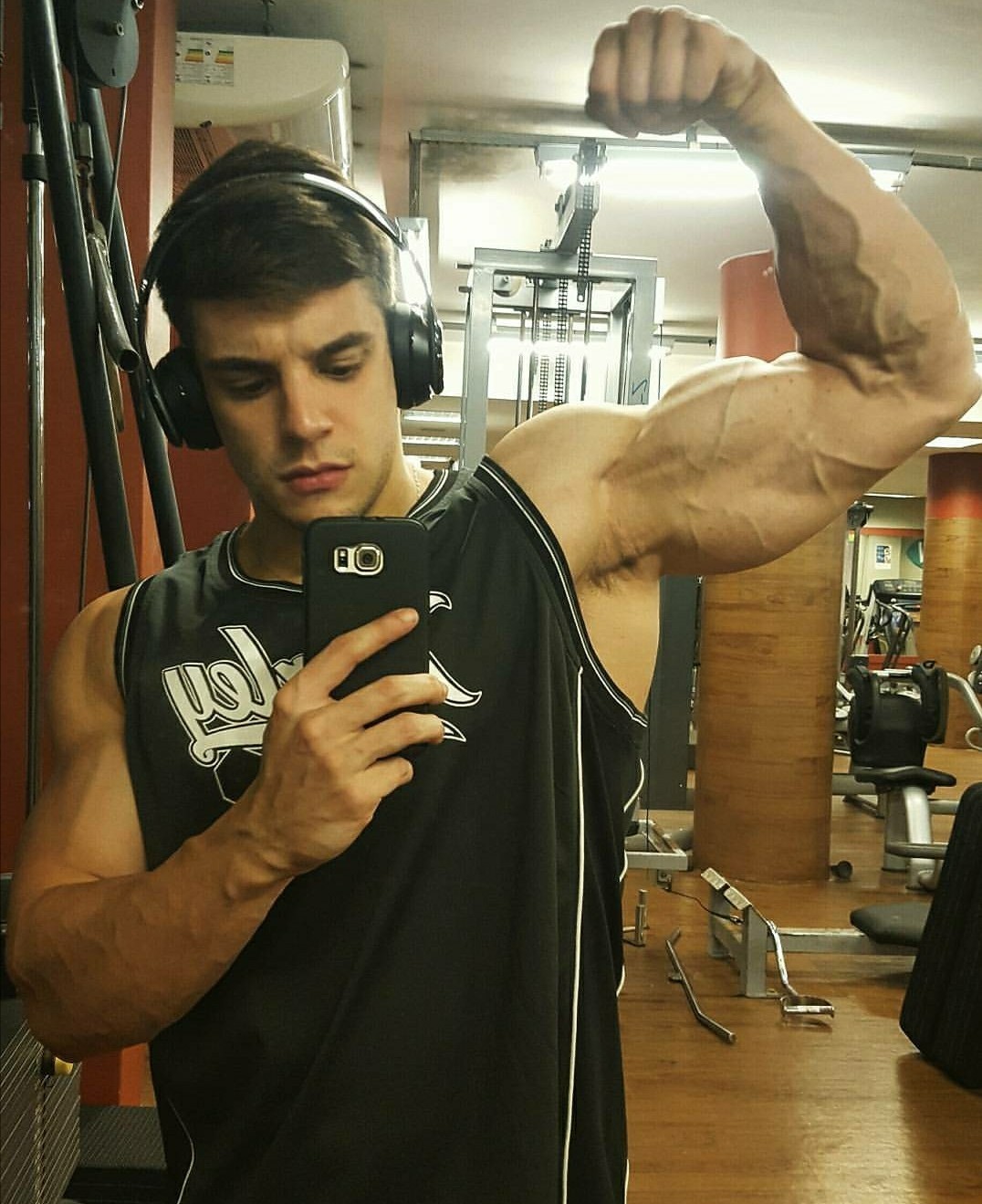 hot-manly-guy-strong-veiny-biceps-flex-selfie