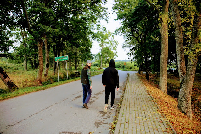 idący drogą w Sztynorcie