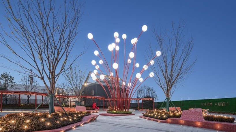 Esta escultura moderna fue inspirada por las flores de granada