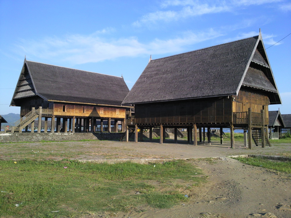 Anak mamuju: rumah adat