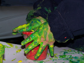 Permainan belajar untuk anak finger painting