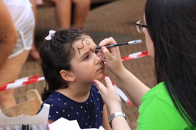 Pintacaras durante las fiestas del Carmen en Herriko Plaza en Barakaldo