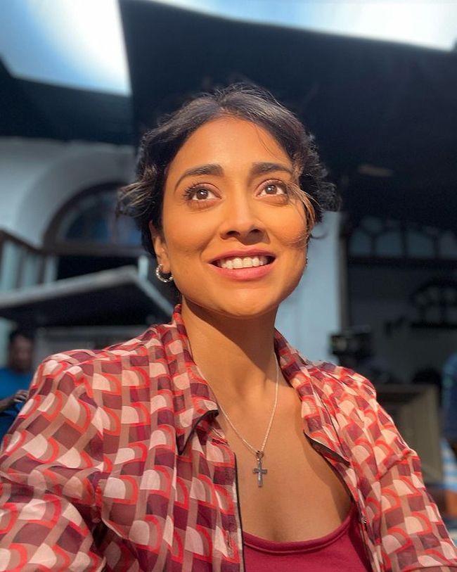 Actress Gossips: Shriya takes pictures on the movie set with her beauty in a checkered shirt and with gorgeous looks
