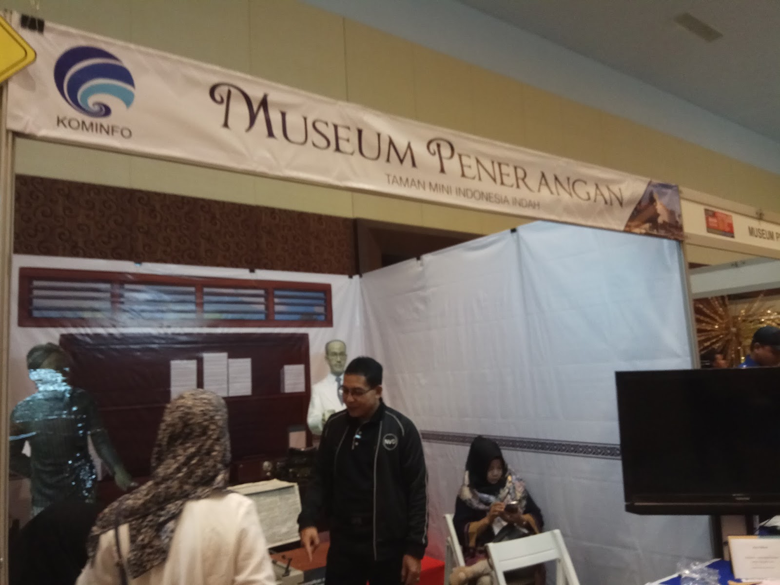 Kali ini kami datangi stan museum transportasi Setelah isi buku tamu kami dapatkan pulpen dan memo Yayyy Hal menarik lain yang ditawarkan adalah adanya