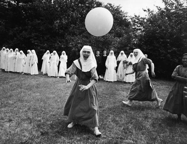 Divertidas fotografías de monjas pasándoselo bien en los años 60