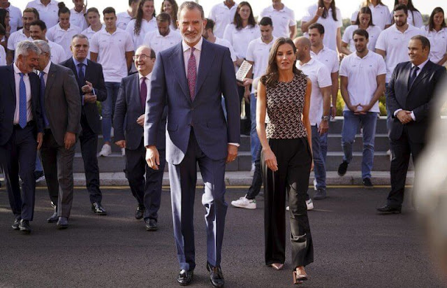 Queen Letizia wore a patterned sleeveless top by Hugo Boss. The Queen wore navy pants by Massimo Dutti. Patrizia Pepe sandals