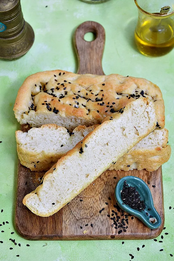 Focaccia z czarnym sezamem