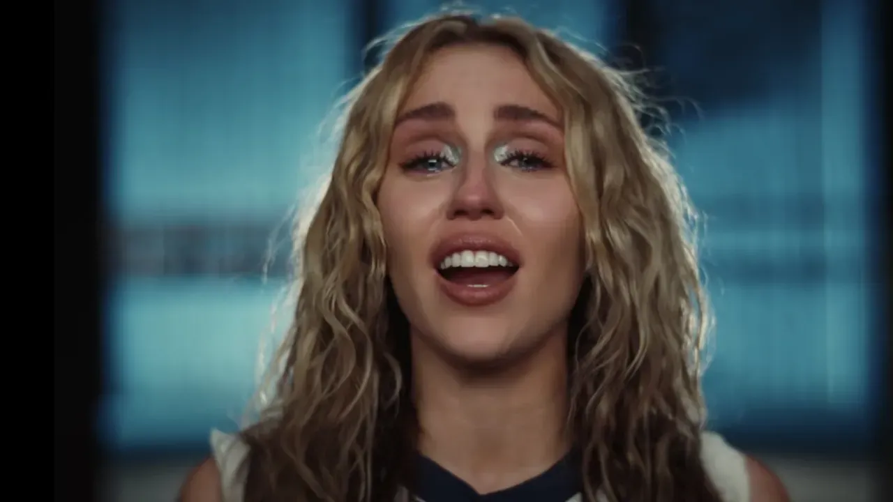 Arti dan Makna Sebenarnya di Balik Terjemahan Lagu Used To Be Young dari Miley Cyrus