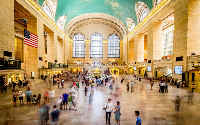 Nhà ga Grand Central Terminal được xây dựng lần đầu tiên vào năm 1913. Grand Central Terminal không chỉ là nhà ga tàu lớn nhất thế giới mà còn là một điểm đến du lịch. Nơi đây có kiến ​​trúc nghệ thuật Beaux với nhiều nhà hàng, khu mua sắm tuyệt vời và thậm chí có một quán bar cocktail tuyệt đẹp The Campbell Apartment.