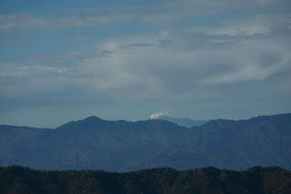 水蒸気を吹き上げる御嶽山