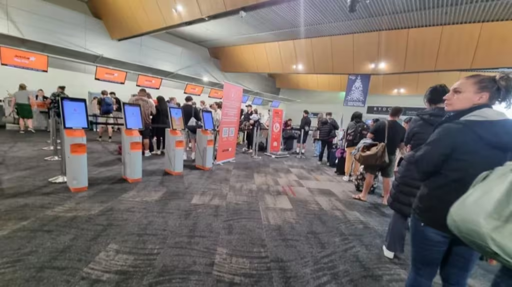 Hành khách xếp hàng hàng đợi tại sân bay Wellington sau khi các chuyến bay bị hủy.