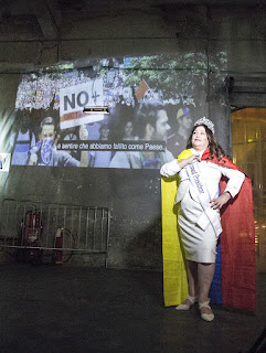 La artista Nina Dotti alza su voz por la libertad de Venezuela en Roma.