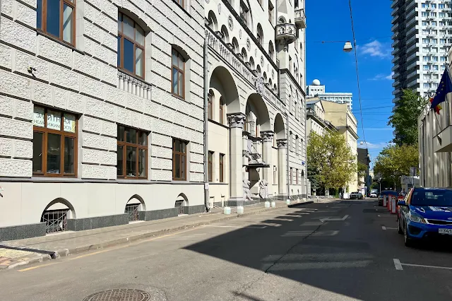 улица Малая Молчановка, жилой дом 1914 года постройки – бывший доходный дом Г. А. Гордон / «Дом со львами»