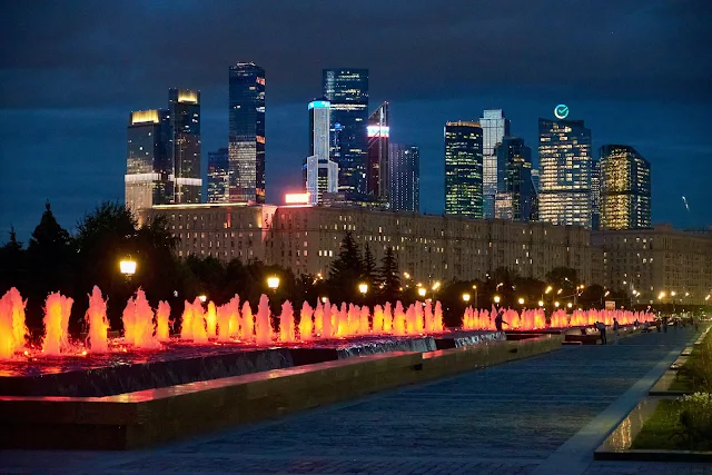 Парк Победы, Главная аллея, фонтан «Годы войны», Кутузовский проспект, Москва-Сити