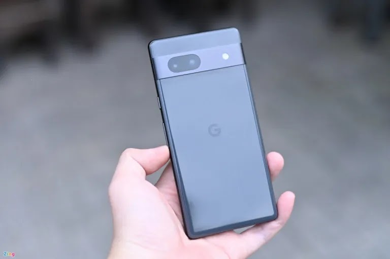 Google Pixel 7a phone photos leaked A new set of images has appeared for Google's upcoming budget Pixel 7a phone. It is clear from the images that the Pixel 7a looks very much like the Pixel 7 version with a screen with a hole for the camera and a slightly curved glass back. The edges of the screen on the phone are large and appear to be thicker than the Pixel 7.  8GB RAM The device in the new photos bears the GHL1X model number and will contain 8GB LPDDR5 RAM manufactured by Samsung, and 128GB storage (presumably UFS 3.1) from SK Hynix / Micron. The new images also show a USB-C port on the bottom and a single SIM slot.  6.1-inch OLED screen with FHD + resolution The rest of the specifications include a 6.1-inch OLED display with FHD + resolution and a 90Hz refresh rate. The phone will work with the Tensor G2 chipset from Google. The camera system consists of a 64MP main camera (IMX787) and a 12MP wide angle camera. The device is also expected to offer 5W wireless charging - a first for the Pixel a series. Google Pixel 7a is expected to be launched at Google I/O 2023 in May.