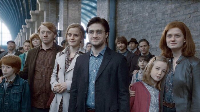 Кадр из фильма Гарри Поттер и дары смерти часть 2 взрослый Гарри Поттер, Гермиона Грейнджер, Рон Уизли и Джинни Уизли. Стала известна причина, по которой Дэниел Рэдклифф играл Гарри Поттера в течение 10 лет.