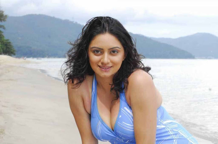 aadu aata aadu movie actress pics