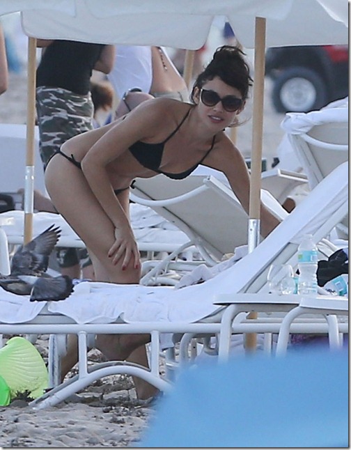 Olga-Kurylenko-Wearing-Sexy-Black-Bikini-At-The-Beach-In-Miami-07