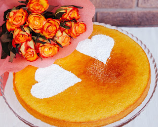 Foto di Torta San Valentino. Una torta bianca dolcissima e morbidissima che fa impazzire grandi e piccini.